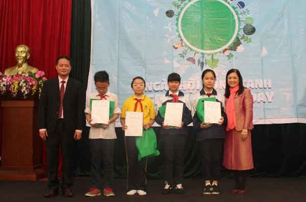 PGS.TS. Trần Hồng Thái trao giải cho các học sinh tham gia các cuộc thi