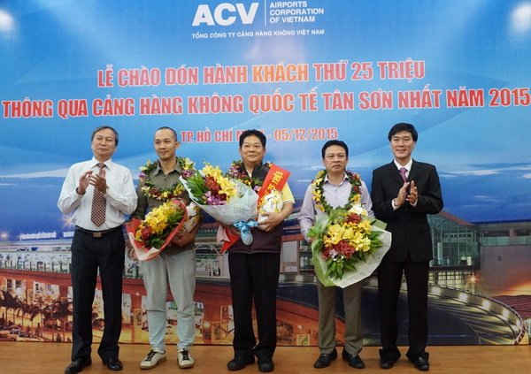 Những hành khách may mắn được nhận quà từ Tổng Công ty Cảng hàng không Việt Nam và các hãng hàng không