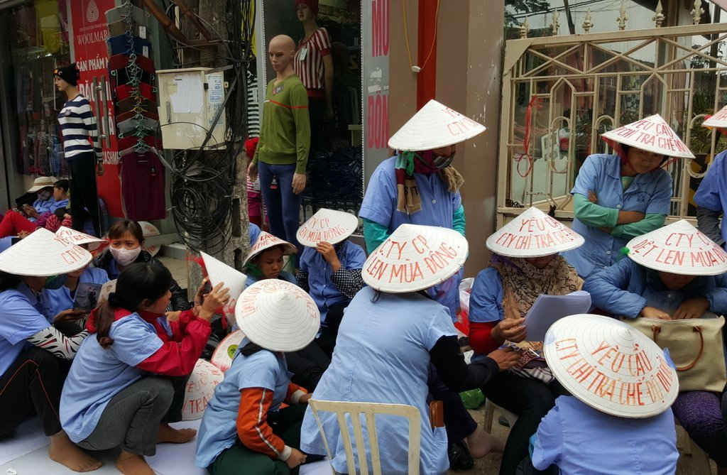 Cảnh tượng hàng trăm công nhân Công ty CP Dệt mùa Đông đội mưa gió đòi quyền lợi gây sự chú ý của người dân xung quanh.