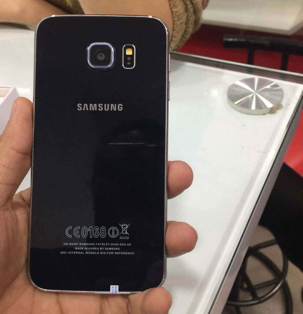 Mặt sau của Samsung Galaxy S6 8GB nhái.