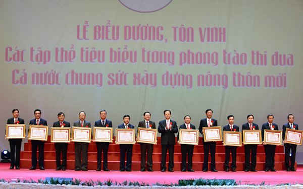 Thủ tướng Nguyễn Tấn Dũng trao Huân chương Lao động hạng Nhất cho 13 địa phương có thành tích trong phong trào xây dựng nông thôn mới. Ảnh: chinhphu.vn