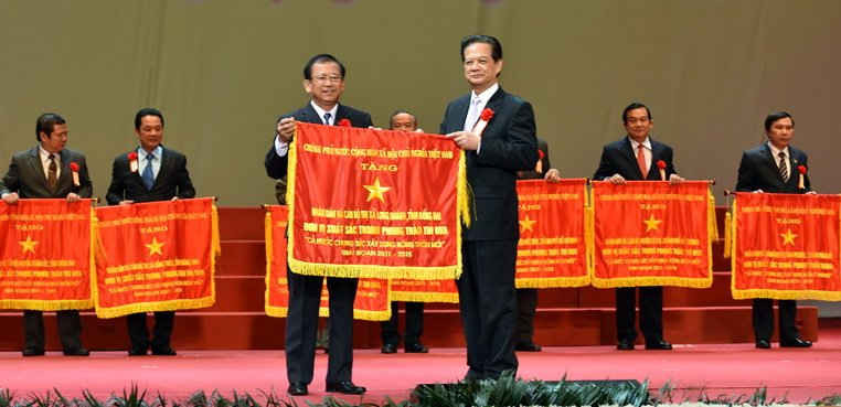 Thủ tướng Chính phủ Nguyễn Tấn Dũng trao Cờ thi đua xuất sắc cho các đơn vị trong phong trào xây dựng Nông thôn mới - Ảnh: Chinhphu.vn 