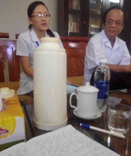 :…nhưng Bác sỹ Nguyễn Xuân Đoàn(bên phải)- Phó giám đốc BVHN Việt Nam- Cu Ba Đồng Hới lại cho rằng do thiếu kinh phí?