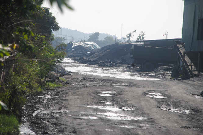 Con đường thôn Trại Mới bị băm nát do xe chở than tải trọng lớn