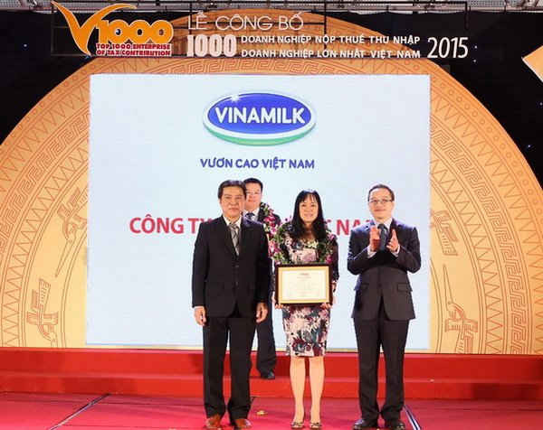 Bà Nguyễn Minh Tâm - Giám Đốc Chi nhánh Vinamilk tại Hà Nội, đại diện Công ty nhận danh hiệu Top 10 doanh nghiệp nộp thuế thu nhập doanh nghiệp lớn nhất Việt Nam 2015