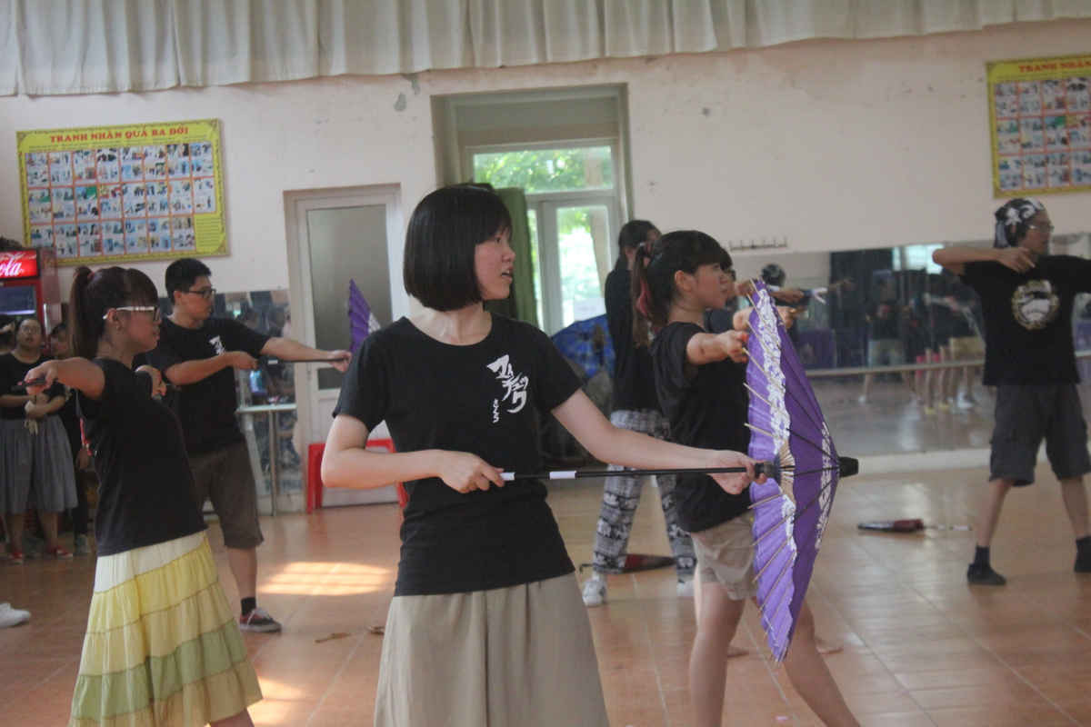 Ngoài Naruco, các vũ công cũng dùng ô làm đạo cụ biểu diễn.
