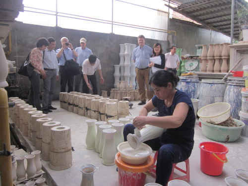 Đoàn chuyên gia Dự án Chuyển hóa carbon thấp trong lĩnh vực tiết kiệm năng lượng tham quan tại làng gốm cổ Kim Lan, Gia Lâm, Hà Nội