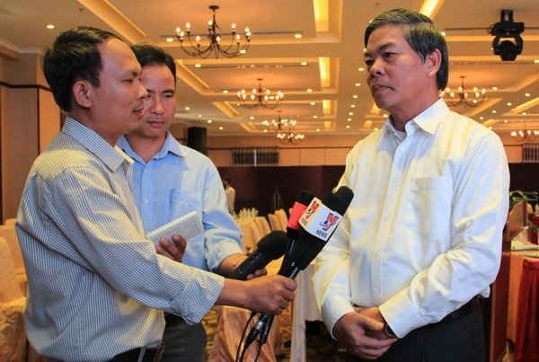 Bộ trưởng Bộ Tài nguyên và Môi trường Nguyễn Minh Quang trả lời phóng vấn báo chí bên lề hội nghị.