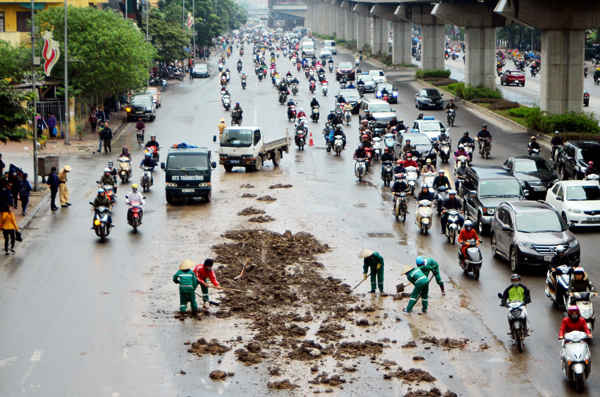 Bùn đất thải vương vãi trước cổng Trường Đại học Khoa học tự nhiên (Nguyễn Trãi, Thanh Xuân).