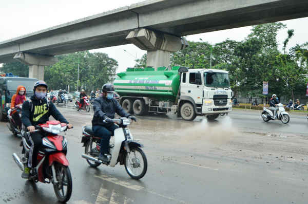 Dọn sạch bùn thải, sử dụng xe rửa đường để làm sạch tránh tình trạng bị trơn trượt nguy hiểm