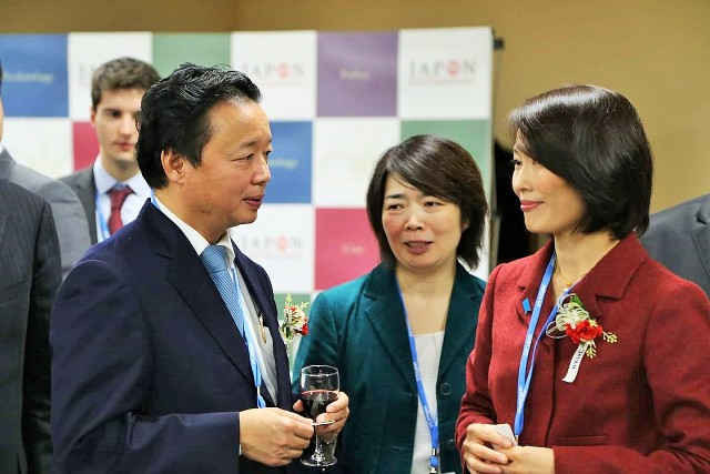 Thứ trưởng Bộ TN&MT Trần Hồng Hà trò chuyện với bà Tamayo Marukawa, Bộ trưởng Bộ Môi trường Nhật Bản (bên phải)