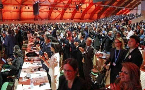 Các đại biểu tham dự COP21 hoan nghênh thỏa thuận lịch sử vừa đạt được