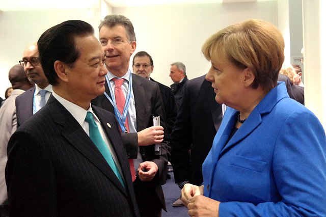 Thủ tướng Nguyễn Tấn Dũng và Thủ tướng Đức Angela Merkel tại phiên khai mạc  COP 21. 