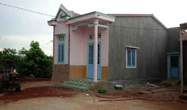 Căn nhà của chị Ksor H’Léh được người thuê đất xây cho sau khi nhận thuê 300 gốc cà phê