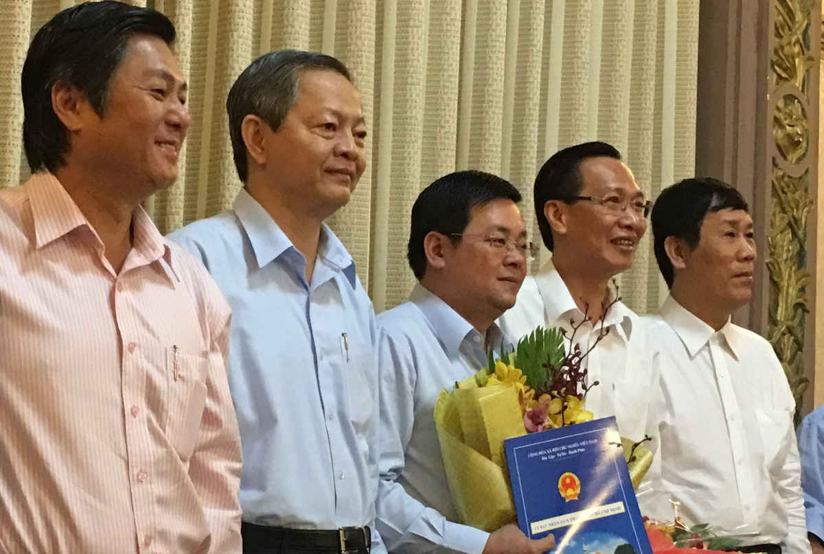 Ông Nguyễn Toàn Thắng (thứ ba từ trái vào) nhận Quyết định của Chủ tịch UBND TPHCM bổ nhiệm làm Giám đốc Sở TN&MT TPHCM 