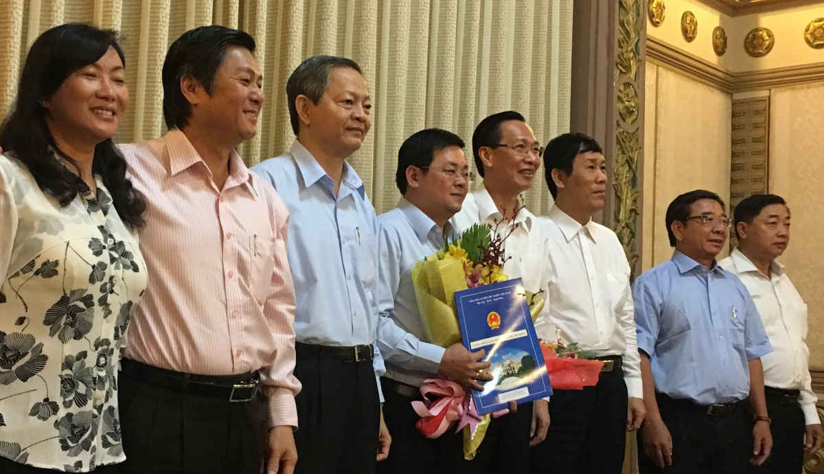 Lãnh đạo UBND TPHCM và Ban giám đốc Sở TN&MT TPHCM chúc mừng ông Nguyễn Toàn Thắng (người cầm hoa) tân Giám đốc Sở TN&MT TPHCM