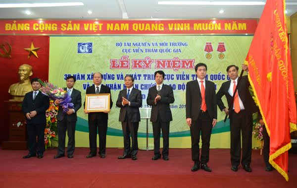 Bộ trưởng Bộ TN&MT Nguyễn Minh Quang trao phần thưởng cao quý cho Cục Viễn thám quốc gia