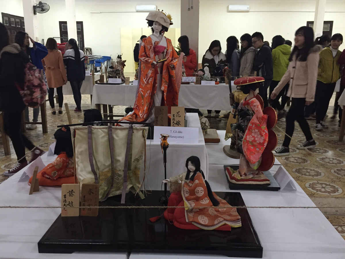Điểm nhấn của buổi trưng bày là khu trung tâm với hai bộ trang phục của người con gái Nhật: Thiếu nữ hoa Tử Đằng và Cô dâu