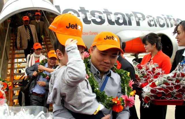 Những hành khách đầu tiên đến TP. Tuy Hòa (tỉnh Phú Yên) bằng tuyến bay giá rẻ của Jetstar Pacific Airlines