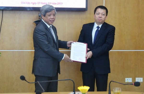 Thứ trưởng Bộ TN&MT Nguyễn Linh Ngọc (trái) trao quyết định bổ nhiệm cho ông Lê Phú Hà