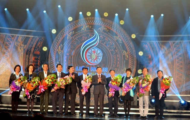 Ông Nguyễn Hữu Hoài, Phó Bí thư Tỉnh ủy, Chủ tịch UBND tỉnh và ông Phạm Việt Tiến, Phó Tổng Giám đốc Đài Truyền hình Việt Nam tặng hoa cho các thành viên Ban giám khảo.