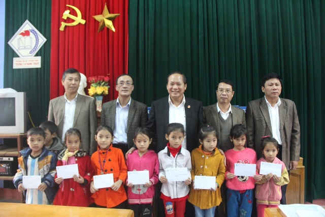 Thứ trưởng Bộ Thông tin và Truyền thông tặng quà cho các em học sinh Trường Tiểu học Thanh Thạch (huyện Tuyên Hóa, tỉnh Quảng Bình)
