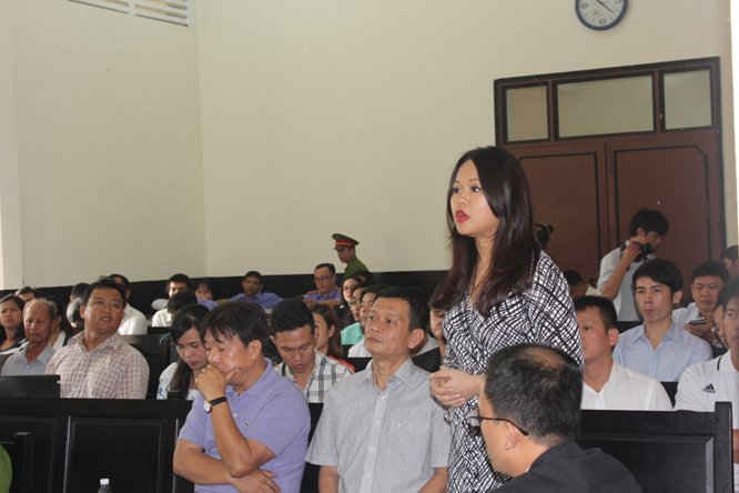 Bà Trần Ngọc Bích, Giám đốc điều hành Tân Hiệp Phát trả lời các câu hỏi tại Tòa