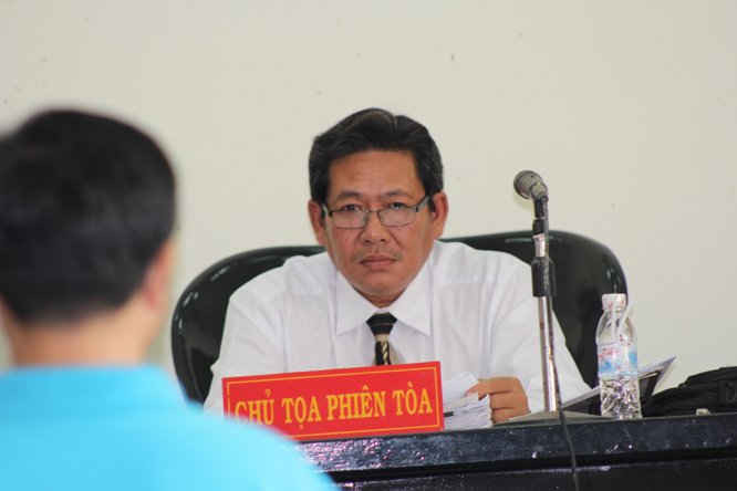 Chủ tọa phiên tòa đang đặt câu hỏi cho bị cáo Võ Văn Minh