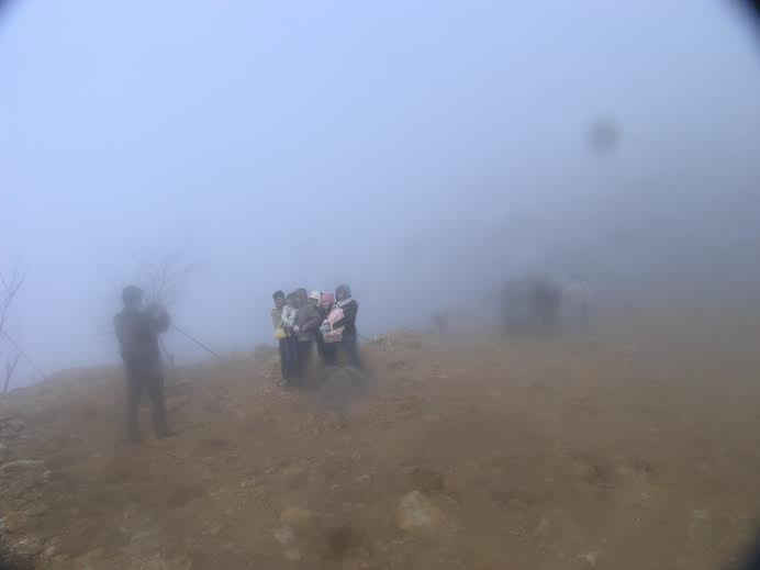 Giới trẻ thích thú ghi lại khoảnh khắc giá lạnh, sương mù ở vùng cao Sa Pa