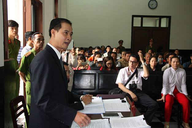Luật sư Nguyễn Tấn Thi thực hiện phần xét hỏi tại phiên tòa