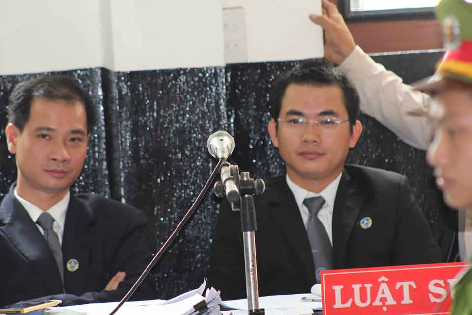 Luật sư Nguyễn Tấn Thi và Luật sư Phạm Hoài Nam bào chữa cho bị cáo Võ Văn Minh