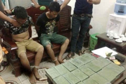 Hai đối tượng Giàng A Sáu và Sùng A Ký bị công an huyện Mường Khương bắt giữ cùng 40 bánh hê rô in tối ngày 30/5/2015.