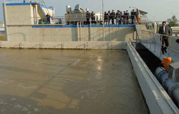 Các phóng viên thăm khu xử lý nước thải KCN Đình Vũ