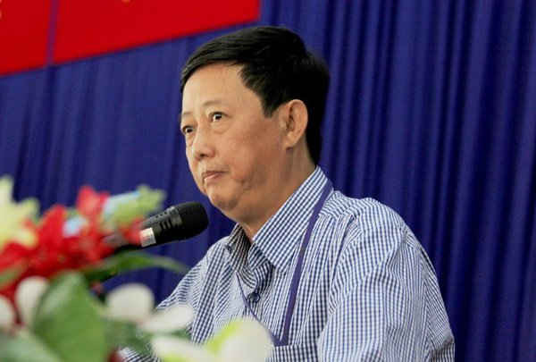 Ông Vương Ngọc Long - Trưởng ban Phát triển Vùng nguyên liệu Vinamilk, đại diện Công ty giải đáp những thắc mắc của các hộ chăn nuôi bò sữa tại buổi ký kết hợp đồng. 