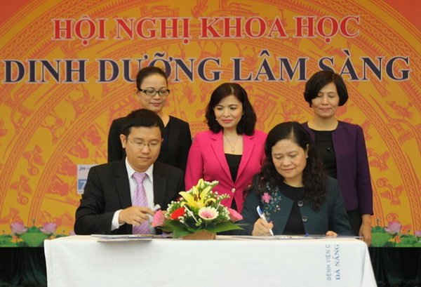 BS Mai Thanh Việt - Giám đốc Marketing Ngành hàng sữa bột, đại diện Vinamilk ký kết hợp tác chiến lược với Viện Dinh dưỡng Quốc gia. 