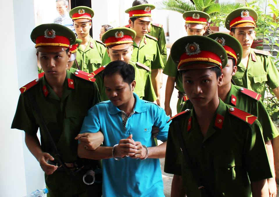 Dẫn giải bị cáo Võ Văn Minh đến phiên tòa