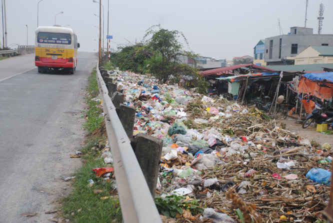 Rác ngập ngụa rác thải chợ tạm thị trấn Lai Cách