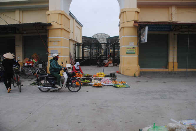 Chợ thị trấn Lai Cách đã hoàn thành 2 năm nhưng luôn “cửa đóng then cài”