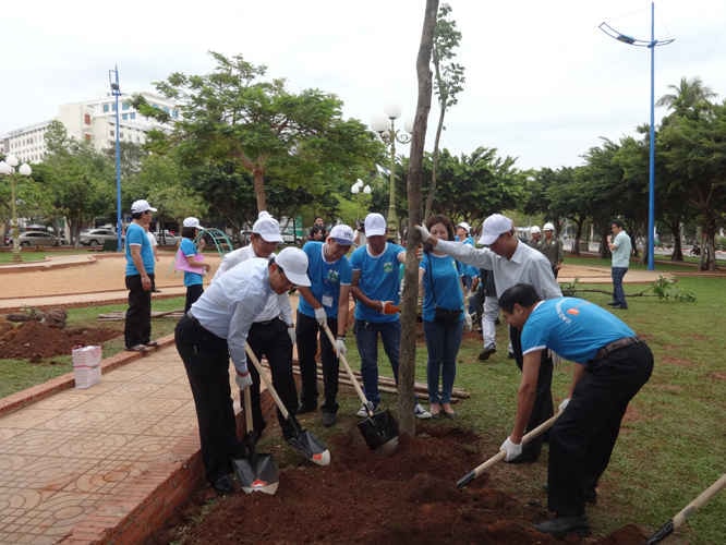 Ts. Bùi Cách Tuyến, Nguyên Thứ trưởng Bộ TN&MT cùng lãnh đạo tỉnh Bà Rịa – Vũng Tàu và các doanh nghiệp tham gia trồng cây tại khu vực công viên Bãi Trước TP. Vũng Tàu