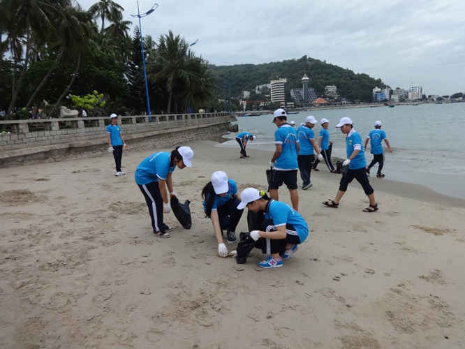 Học sinh tham gia dọn vệ sinh tại biển Bãi Trước Tp. Vũng Tàu