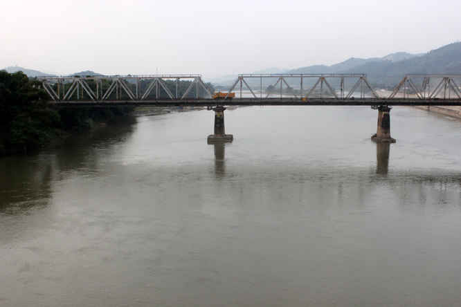 Sông Hồng đoạn chảy qua phố Lu huyện Bảo Thắng - Lào Cai