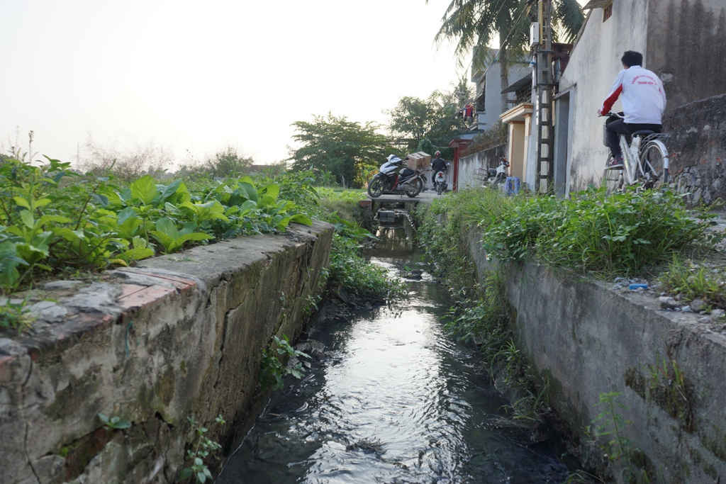 Nước thải từ các bệnh viện tuyến tỉnh vẫn đang thải ra cánh đồng xã Quảng Thịnh.