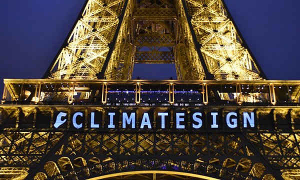 Khẩu hiệu trên tháp Eiffel ở Paris, Pháp sau khi thỏa thuận toàn cầu về biến đổi khí hậu được ký kết. Ảnh: Li Genxing / Xinhua Press / Corbis