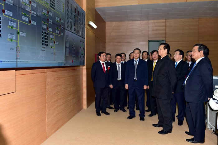 Thủ tướng Nguyễn Tấn Dũng thăm phòng điều hành nhà máy 