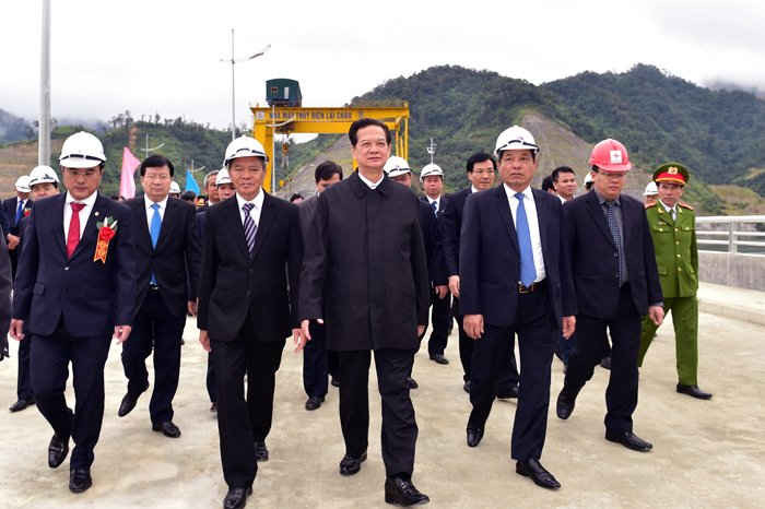 Thủ tướng Nguyễn Tấn Dũng thị sát mặt đập thủy điện 