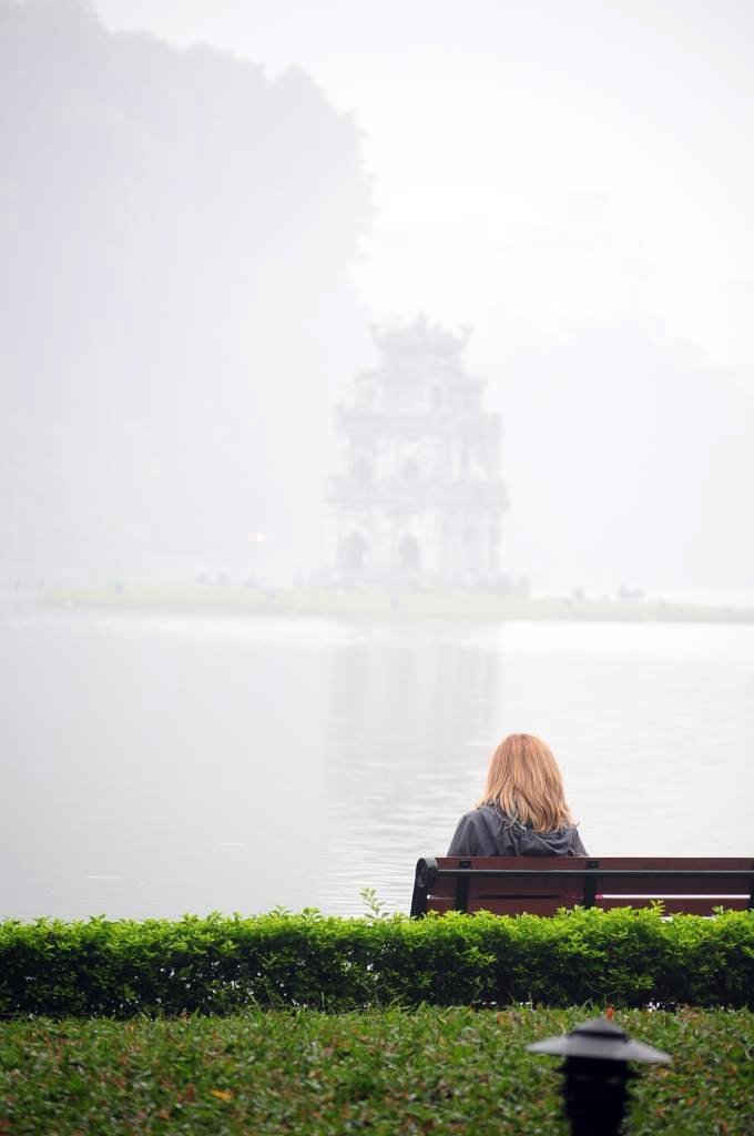 Khu vực hồ Hoàn Kiếm tháp bao phủ bởi sương mù.
