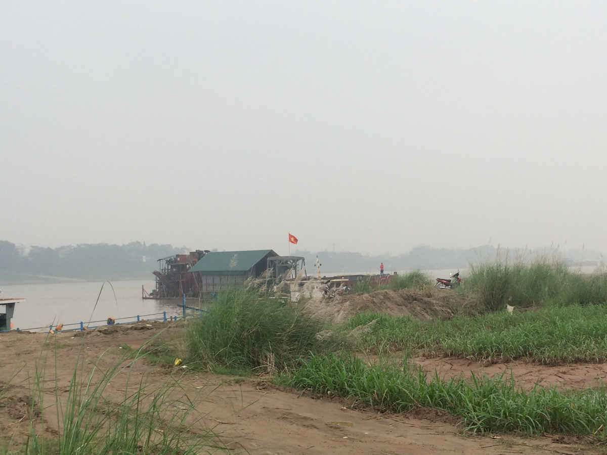 Công ty Sáng Sơn tổ chức tàu cuốc khai thác cát ngay cạnh bến đò Vĩnh Ninh và đang “gặm nhấm” bến đò này
