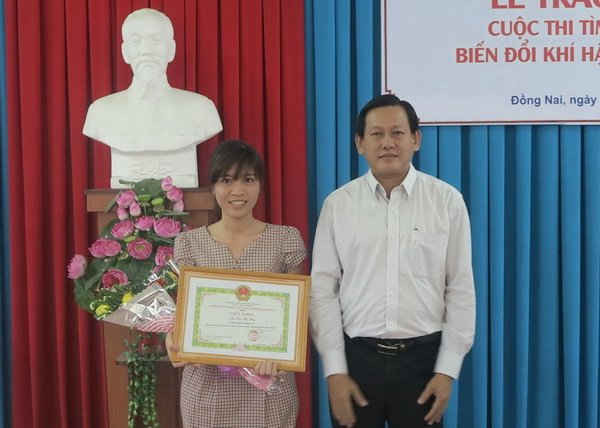 Đặng Minh Đức – Phó Giám đốc Sở Tài nguyên và Môi trường Đồng Nai trao giải Nhất cho bà Mai Thị Thủy – Trường Đại học Đồng Nai