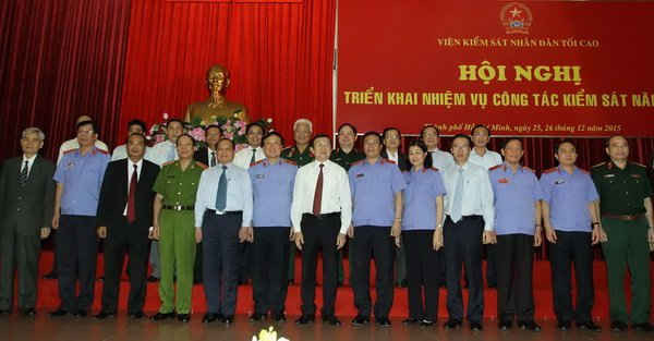 Chủ tịch nước Trương Tấn Sang chụp ảnh cùng các đại biểu dự hội nghị.