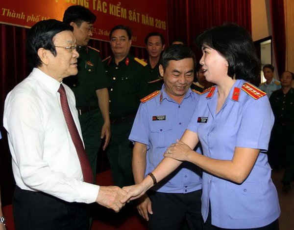 Chủ tịch nước Trương Tấn Sang trò chuyện với các cán bộ ngành Kiểm sát
